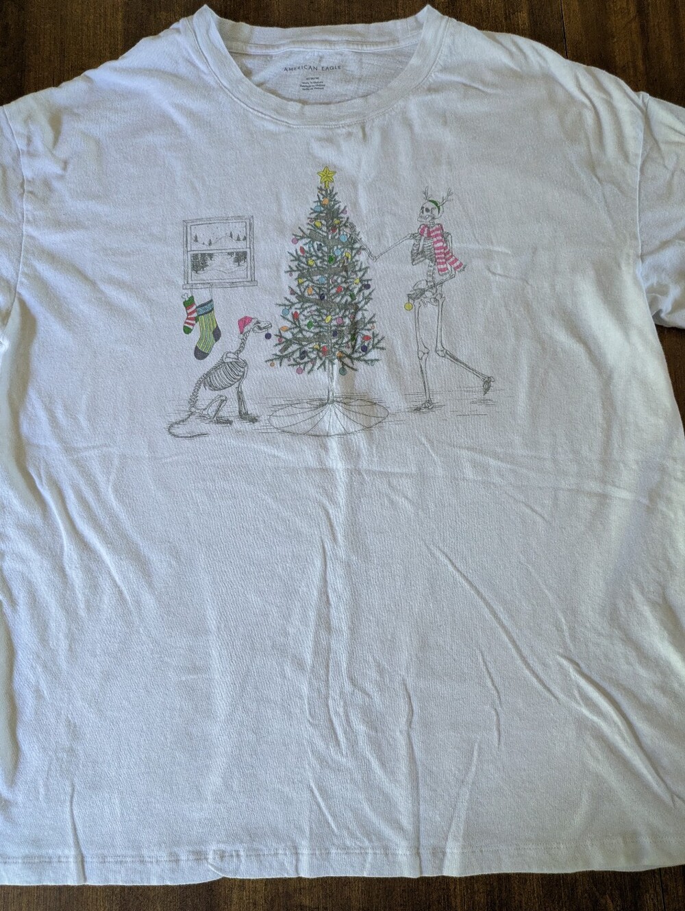 American Eagle Outfitters White Christmas Tree & Skeleton Graphic Tee Unisex med